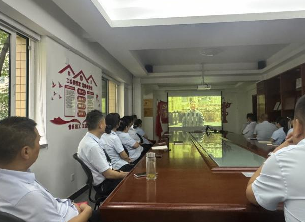 方阵铿锵步,服务润无声