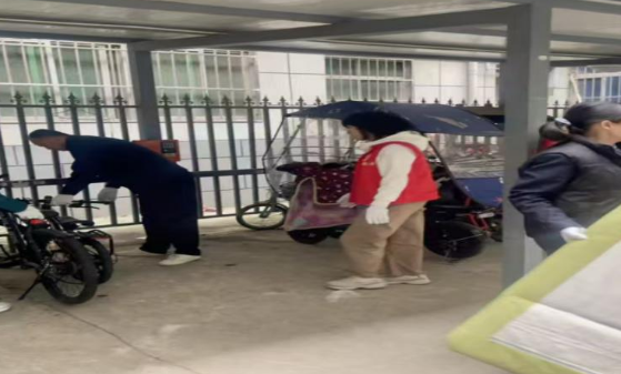 清理小区杂物提升环境卫生